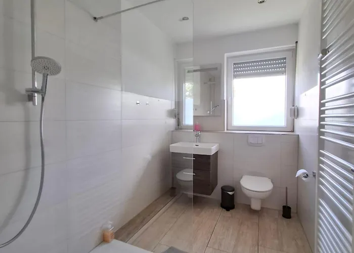 3 Bedroom Burgpanorama Im Haus Frey Mit Ausblick, 2 Baeder, Parken Vor Dem Haus, Balkon, Kueche * 莱因斯韦勒